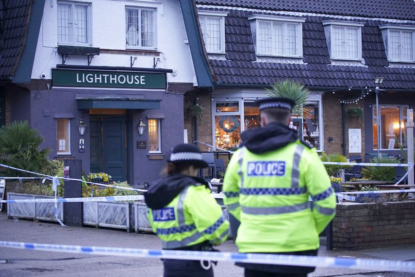 Policías en el Lighthouse Inn en Wallasey Village, cerca de Liverpool, Inglaterra, el 25 de diciembre de 2022.