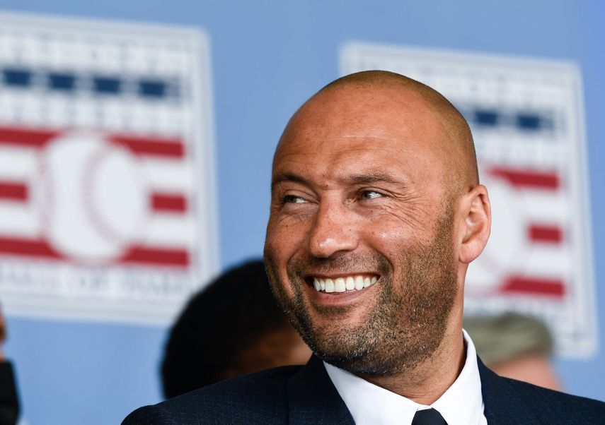 El miembro del Salón de la Fama Derek Jeter, de los Yankees de Nueva York, mira un video durante su ceremonia de inducción en el Clark Sports Center en el Salón Nacional de la Fama del Béisbol