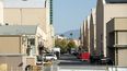 En esta foto de archivo tomada el 2 de abril de 2020, vista de una calle vacía entre sets en el lote de Warner Bros durante la crisis de Covid 19, en Burbank, California
