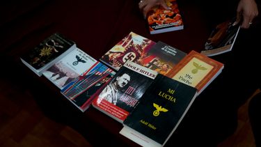 La policía muestra a la prensa los libros incautados, en la sede de la Policía Federal en Buenos Aires.