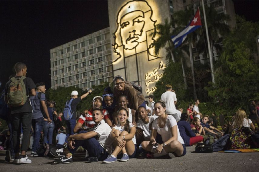 Fotografía publicada por el diario El País del grupo de la Escuela República de Panamá durante el acto en La Habana.&nbsp;