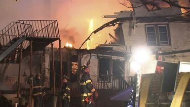 En esta imagen tomada de un video, bomberos trabajando en un incendio en la residencia Evergreen Court, la madrugada del martes 23 de marzo de 2021 en la población de Rockland County, Spring Valley, Nueva York.&nbsp;