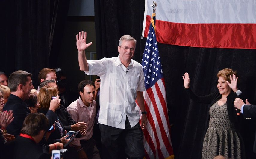 Como buen candidato, sin serlo, defendió su paso por la gobernación de la Florida. (Giselle Santalucci)