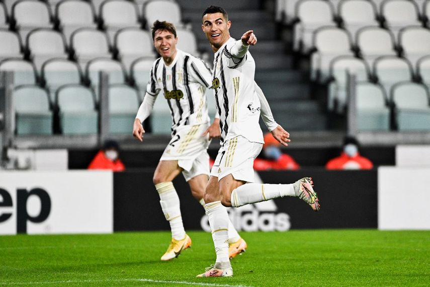El jugador de la Juventus Cristiano Ronaldo celebra tras anotar el primer tanto de su equipo durante el partido de la Serie A italiana contra la Roma, en Turín, Italia, el sábado 6 de febrero de 2021.