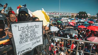 En la gr&aacute;fica cortes&iacute;a del lente de Revoltiao, se observan algunas de las novedosas pancartas exhibidas con sus reclamos de democracia por los j&oacute;venes protestantes en Rep&uacute;blica Dominicana.&nbsp;