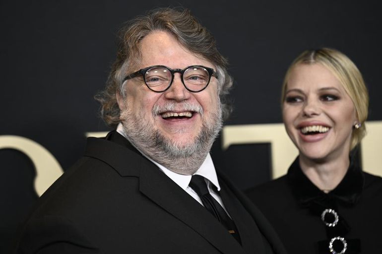 El guionista, director y productor Guillermo del Toro, izquierda, y la guionista Kim Morgan en el estreno de "Nightmare Alley" (“El callejón de las almas perdidas”) en el Alice Tully Hall en Nueva York, el miércoles 1 de diciembre de 2021.