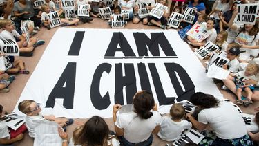 Familias y niños participan en una sentada en el Capitolio, en Washington, para demandar a la administración Trump la reunificación de las familias.