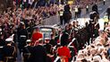El Príncipe Andrés de Gran Bretaña, el Duque de York, la Princesa Ana de Gran Bretaña, la Princesa Real y el Rey Carlos III de Gran Bretaña (ocultos) caminan detrás de la procesión del ataúd de la Reina Isabel II, desde el Palacio de Holyroodhouse hasta la Catedral de St Giles, en la Royal Mile el 12 de septiembre. 