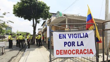 Militares ecuatorianos custodian las inmediaciones del Consejo Nacional Electoral (CNE) del Guayas &nbsp;en la ciudad de Guayaquil (Ecuador). &nbsp;