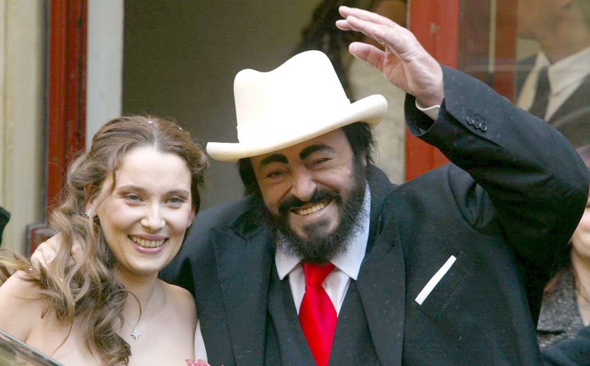 El tenor italiano Luciano Pavarotti junto a&nbsp;Nicoletta Mantovani.