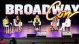 Hillary Clinton (Centro) modera un panel con artistas como la cantante LaChanze, la cantante Donna Murphy y las actrices Vanessa Williams y Julie White durante BroadwayCon 2022 en el Centro de Manhattan el 8 de julio de 2022 en la ciudad de Nueva York.