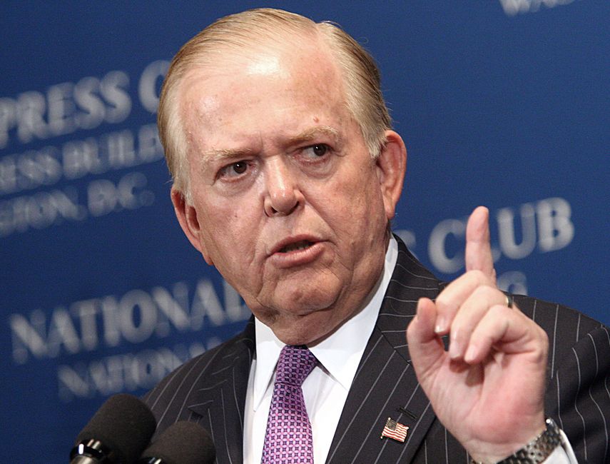 En esta foto de archivo tomada el 26 de junio de 2007, Lou Dobbs, presentador y editor gerente del programa Lou Dobbs Tonight de CNN, habla en el National Press Club en Washington, DC.&nbsp; &nbsp;