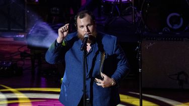 Luke Combs recibe el Gene Weed Milestone Award en la 14 entrega anual de los premios de la Academia de la Música Country (ACM), el miércoles 25 de agosto de 2021 en el Ryman Auditorium en Nashville, Tennessee.