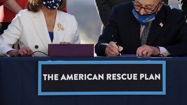 En esta foto de archivo tomada el 10 de marzo de 2021, la presidenta de la Cámara de Representantes, Nancy Pelosi (izq.), y el líder de la mayoría del Senado, Chuck Schumer, firman la Ley del Plan de Rescate Estadounidense después de que la Cámara de la Cámara de Representantes votara la legislación final revisada del alivio de $1.9 billones, en el Capitolio de los Estados Unidos, en Washington, DC.&nbsp; &nbsp;