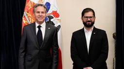 El presidente de Chile, Gabriel Boric, a la derecha, y el secretario de Estado de Estados Unidos, Antony Blinken, posan para una fotografía en el Palacio de La Moneda en Santiago, Chile, el miércoles 5 de octubre de 2022