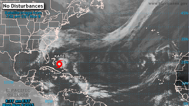 Los meteorólogos del CNH indicaron que el fenómeno tropical presenta vientos máximos sostenidos de 35 millas por hora, con rachas de mayor intensidad, y, según un probable patrón de trayectoria, el centro pasará en la mañana de este lunes cerca o sobr
