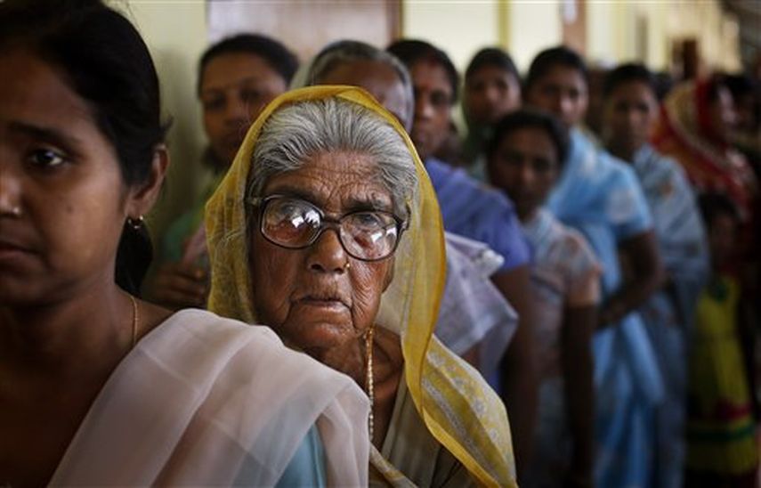 Una fila de electores espera por ejercer su derecho al voto. Foto: AP