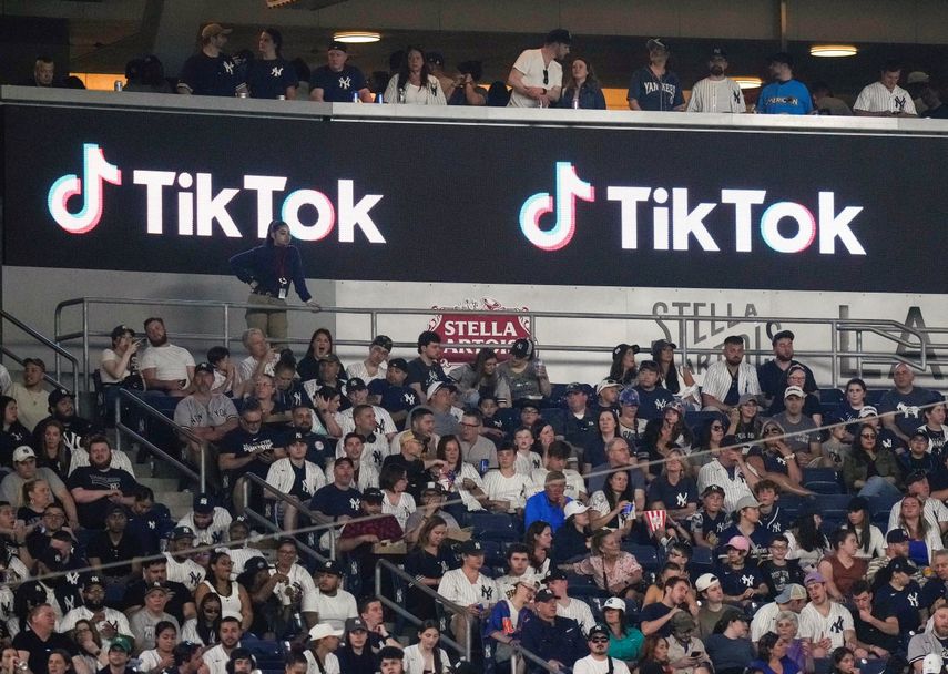 Anuncios de TikTok en un evento público.