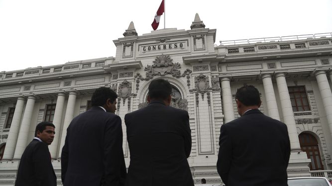 En esta foto de archivo del 30 de septiembre de 2019, oficiales de seguridad están afuera del Congreso, donde se espera que legisladores impulsen un voto para seleccionar nuevos magistrados para el Tribunal Constitucional en Lima, Perú.