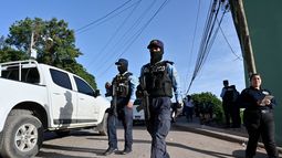Agentes de la Policía Nacional patrullan en Tegucigalpa el 14 de agosto de 2025 como parte del estado de excepción. El estado de excepción, vigente en Honduras desde diciembre de 2022 para combatir la delincuencia, ha provocado casos de tortura y abuso de poder, según denunció el jueves una ONG de derechos humanos.&nbsp;