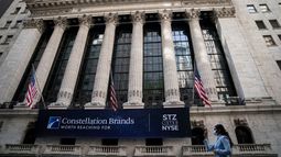 &nbsp;Transeúntes caminan frente a la Bolsa de Valores de Nueva York.&nbsp;