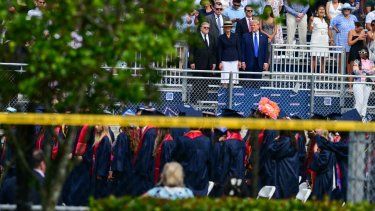 El expresidente Donald Trump asiste a la graduación de su hijo Barron en una escuela de Florida.