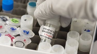 La Dra. Nita Patel, directora de descubrimiento de anticuerpos y desarrollo de vacunas, levanta un vial con una posible vacuna contra el COVID-19 en los laboratorios Novavax, en Gaithersburg, Maryland, el 20 de marzo de 2020.