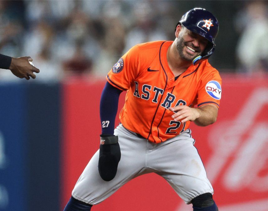 José Altuve #27 de los Astros de Houston reacciona tras deslizarse a segunda base y superar a Jazz Chisholm Jr. #13 de los Yankees de Nueva York durante la novena entrada en el Yankee Stadium el 8 de agosto de 2025 en el Bronx de la ciudad de Nueva York.&nbsp;