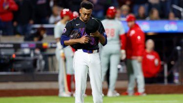 El relevista de los Mets de Nueva York Edwin Díaz tras permitir carreras ante los Filis de Filadelfia, el lunes 13 de mayo de 2024, en Nueva York.&nbsp;