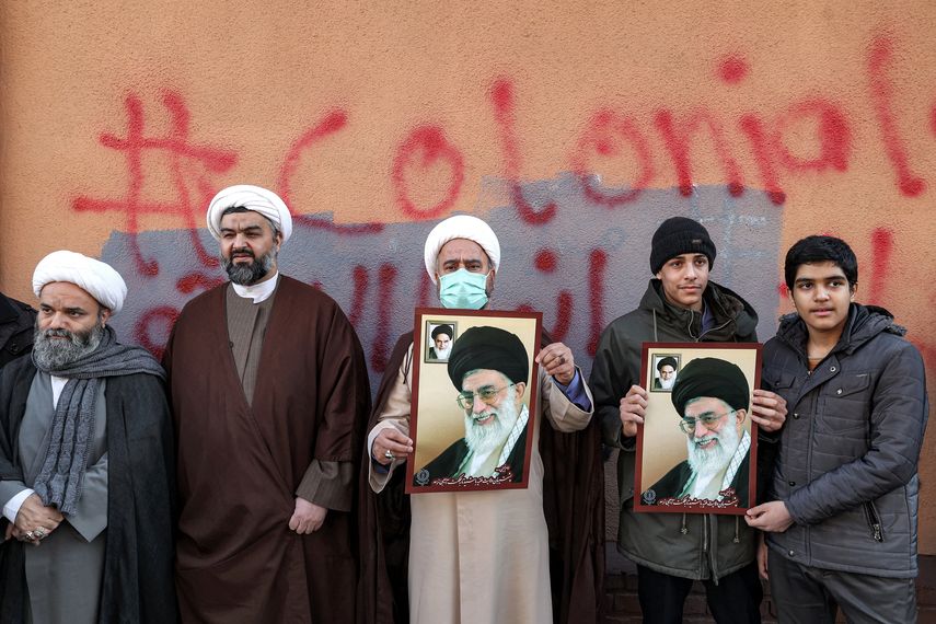 Los manifestantes se reúnen con imágenes del líder supremo de Irán, el ayatolá Ali Khamenei, durante una protesta contra las caricaturas difamatorias que lo representan publicadas por el semanario satírico francés Charlie Hebdo, frente a la embajada francesa en la capital de Irán, Teherán.