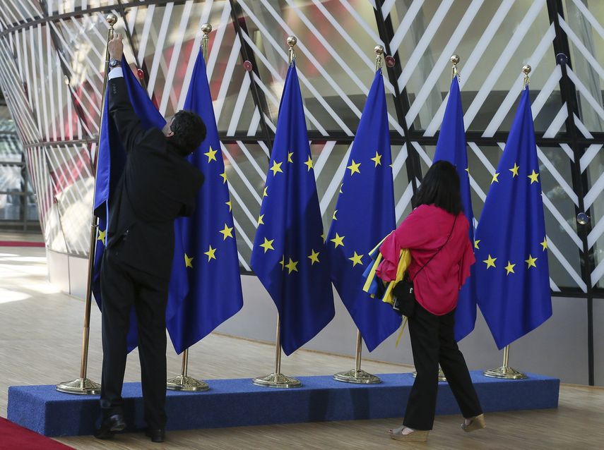 &nbsp;Empleados colocan banderas de la Unión Europea (UE) antes del inicio de la cumbre de dos días de duración de líderes de la UE, en&nbsp;Bruselas, Bélgica.