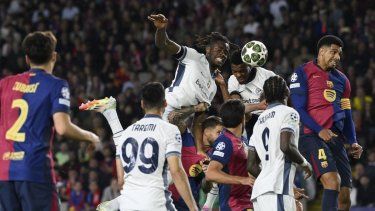 El defensa holandés #02 del Inter de Milán, Denzel Dumfries (centro, derecha), marca el tercer gol de su equipo durante el partido de ida de las semifinales de la UEFA Champions League entre el FC Barcelona y el Inter de Milán en el Estadi Olimpic Lluis Companys de Barcelona el 30 de abril de 2025. 