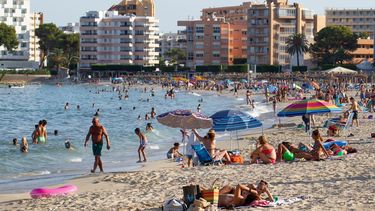 Turistas toman sol en la playa de Palmanova en la isla de Mallorca, Espa&ntilde;a, el 27 de julio de 2020.
