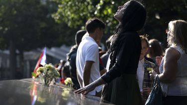 Una mujer arriba a la ceremonia por el 18 aniversario de los ataques del 11 de septiembre de 2001 en el Monumento Nacional 11 de Septiembre, Nueva York, mi&eacute;rcoles 11 de septiembre de 2019.&nbsp;