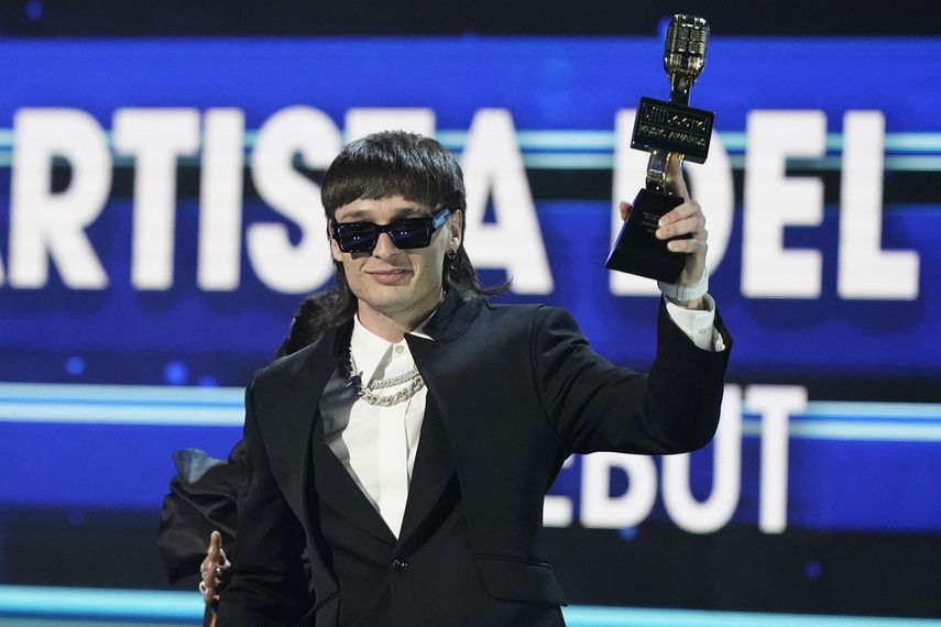 Peso Pluma acepta el premio de Artista del Año, Debut, durante los Premios Latin Billboard, el jueves 5 de octubre de 2023, en Coral Gables, Florida.