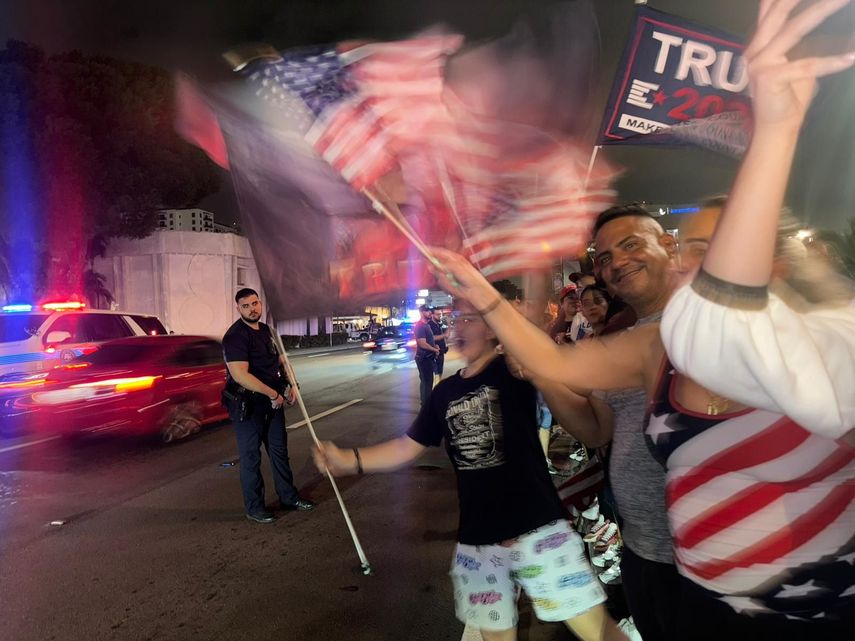 Simpatizantes del expresidente Donald Trump celebran el triunfo del republicano la madrugada del miércoles en la ciudad de Miami.