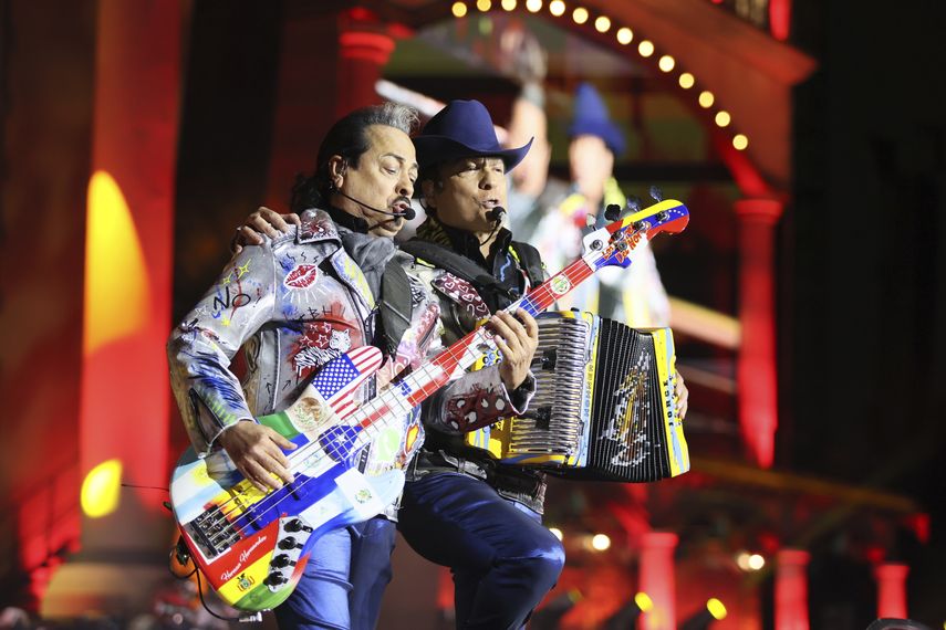 Hernán Hernández, izquierda, y Jorge Hernández, derecha, de la banda mexicana Los Tigres del Norte durante su presentación en el festival Arre en la Ciudad de México el 7 de septiembre de 2024.