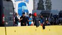 Conductores de Amazon esperan mientras su sistema de logística presenta fallas en Rosemead, California, el martes 7 de diciembre de 2021. Conductores de Amazon esperan mientras su sistema de logística presenta fallas en Rosemead, California, el martes 7 de diciembre de 2021.