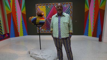 El artista Jeffrey Gibson posa dentro del pabellón de Estados Unidos en un recorrido para medios en la 60 Bienal de Artes en Venecia, Italia, el martes 16 de abril de 2024.