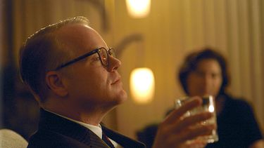 En esta imagen difundida por Sony Pictures Classics, Philip Seymour Hoffman como Tuman Capote, en una escena de Capote. Bennett Miller, su viejo amigo y director de Capote, una vez lo llamó un actor tipo chamán. (AP)