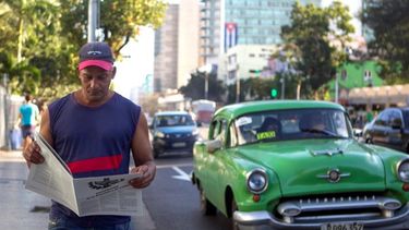 Un hombre camina por una calle en La Habana con una propuesta de la nueva Constitución.