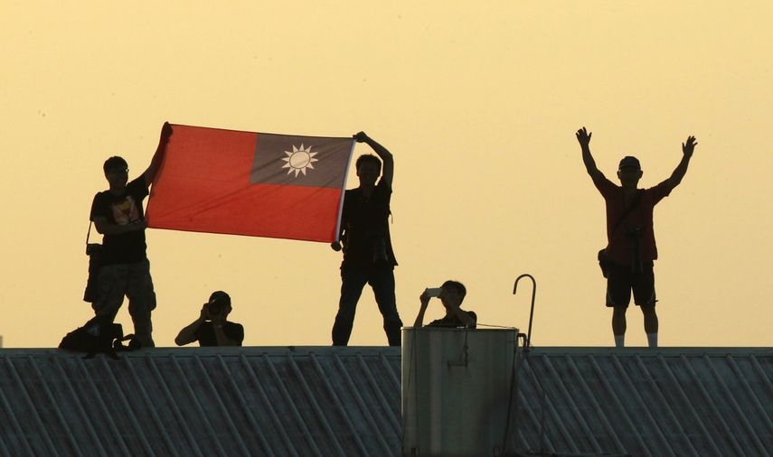 Fotograf&iacute;a&nbsp;del 14 de septiembre de 2014 de un grupo de personas que sostienen una bandera de Taiw&aacute;n en la ciudad de Chiayi, al centro de la naci&oacute;n asi&aacute;tica.