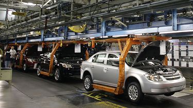 Trump amenazó a GM con un fuerte impuesto a sus carros pequeños vendidos en EEUU pero fabricados en México