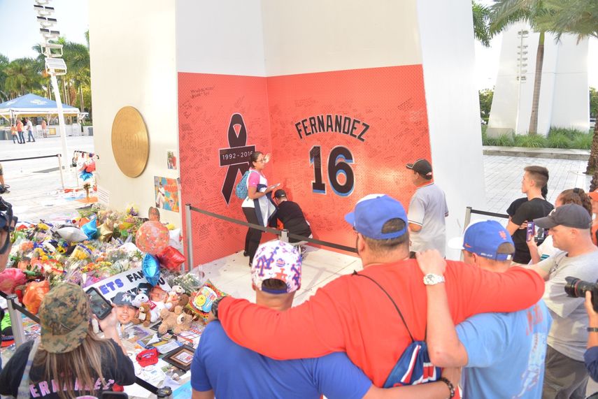 La fanaticada ha mostrado su afecto a José Fernández en el Marlins Park