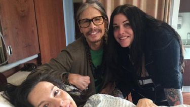 Liz Tyler es acompañada por su padre Steven Tyler y su hermana Mia. (FACEBOOK). 