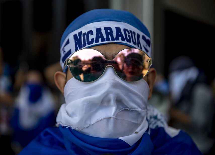 Un joven participa en una concentración para pedir la renuncia del dictador Daniel Ortega en un centro comercial, en Managua (Nicaragua).&nbsp;