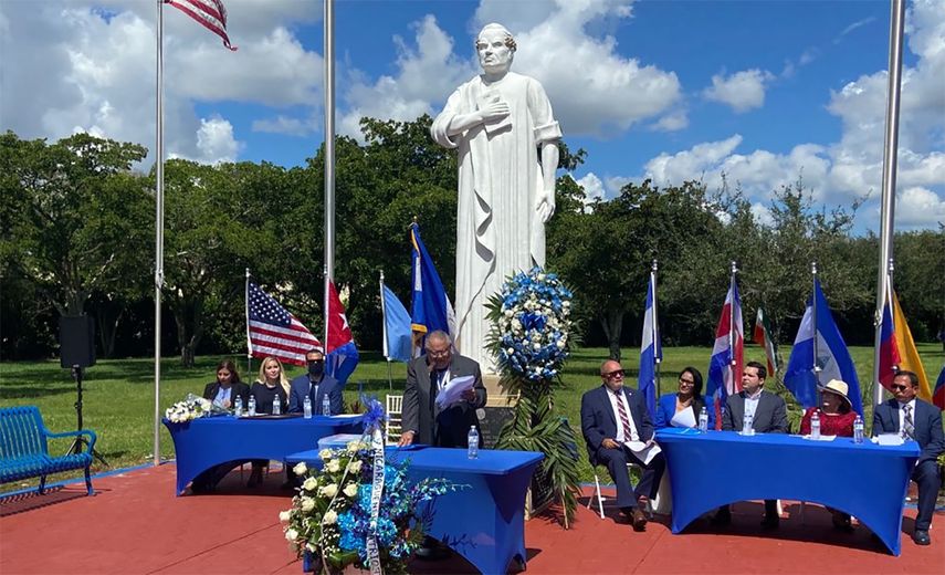 En la foto, de izq. a der., la vicecónsul Guatemala. Andrea Durini, la exconcejal de Sweetwater Sophia Lacayo, Danilo Vargas, representante de la alcadesa de Miami-Dade, el presidente del Movimiento Mundial Dariano, Héctor Darío Pastora, la presidenta de la Fundación Francisco Morazán, Johana Almendares, Rafael Piñeiro, María Adilia Martínez y Franklin Sequeira.