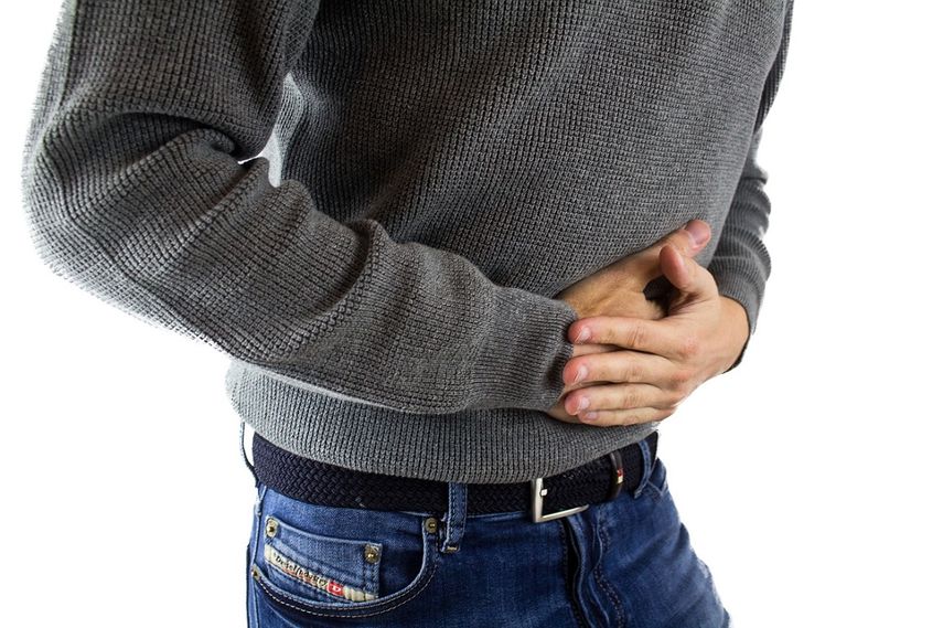 Uno de los síntomas del cáncer de estómago es la hinchazón o acumulación de líquido en el abdomen después de comer.