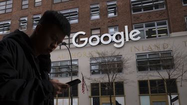 Un hombre con celular camina frente a las oficinas de Google en Nueva York.&nbsp; &nbsp;
