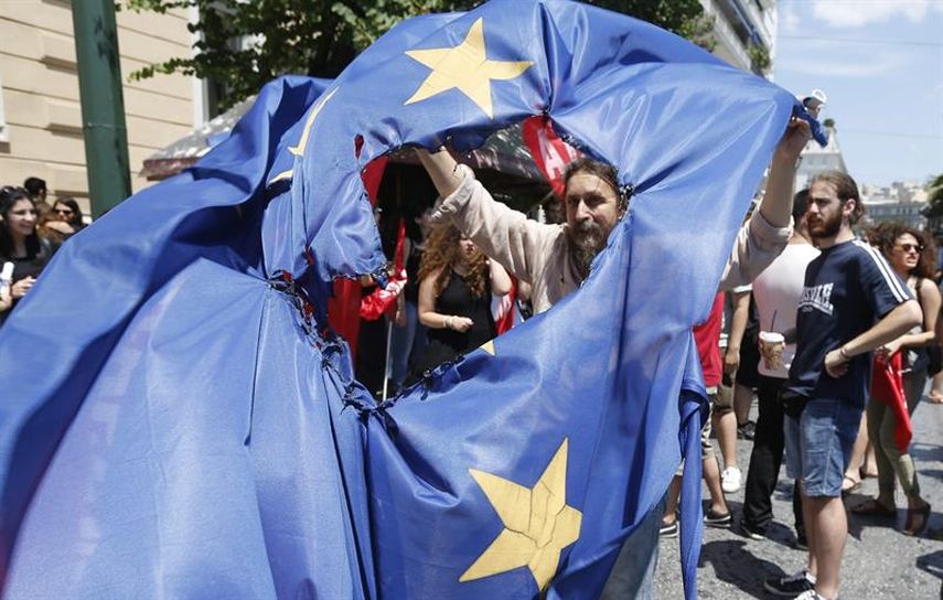 Partidarios del no en el referéndum queman una bandera de la UE en Atenas (Grecia), el jueves 2 de julio de 2015. (EFE)